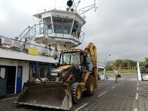 CATERPILLAR 432D; bei der Fhrberfahrt von Tahittfalu nach VAC; 130826