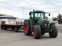 FENDT 820TMS Vario; wartet auf die Beladung des Flachwagens; 130914