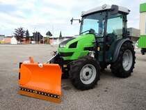 DEUTZ-FAHR Agrokid230 ist mit Schneepflug und Salzstreutrichter fr den herannahenden Winter bereits gerstet; 130914