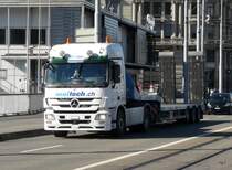Mercedes Sattelschlepper unterwegs in der Stadt Zrich am 18.10.2013