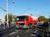 Mercedes Tanklaster unterwegs in der Stadt Zrich am 18.10.2013