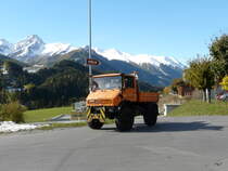 Mercedes Unimog unterwegs in Scuol-Tarasp am 18.10.2013