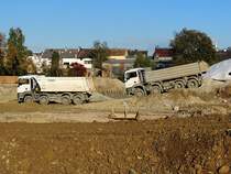 MAN´s TGS35.400 und TGA35.430 warten bei Rieds grsster Baustelle(EKZ) auf die Beladung von Aushubmaterial; 131017