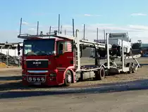 MAN TGA18.480, aus dem Rum�nischen Kreis Dolj hat am Messegel�nde in Ried einen alten MB-Sprinter geladen; 131102