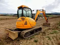 JCB 8055RTS ist ein Midibagger(35,9kW), leistet beim Wegebau ganze Arbeit; 131027