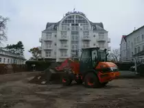 HITACHI Radlader vor dem Binzer Hotel am Meer am 04.November 2013.
