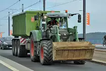 Fendt Traktor mit 3-achs-H�nger auf der Kennedybr�cke in Bonn - 28.09.2013
