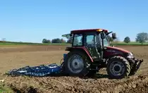 Case JX1080, mit Federzinkenegge und Kr�melwalze bei der Arbeit, Okt.2013