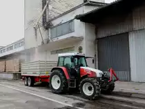 STEYR-9086 holt mit dem P�hringer-Kipper Getreide bei einem Lagerhaus; 131030