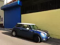 blauer MINI vor blauem Tor; 131020