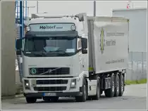 Volvo Kippersattelzug abgestellt am Sta�enrand am 18.09.2013.