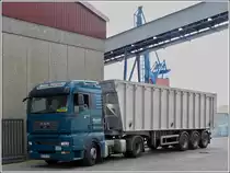 MAN TGA 18.440 Kippersattelzug wartet bei einer Firma darauf beladen zu werden.  18.09.2013