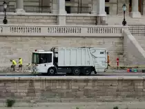 MB-ECONIC mit MUT-M�llwagenwagenaufbau vor dem Parlament in Budapest; 130827