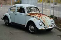 Oldtimer mal anders, diesen unrestaurierten K�fer fand ich in Korschenbroich.
Er steht vor einer Remiese f�r Oldtimer.....in der allerdings restaurierte Fahrzeuge stehen....ich finde das der Wagen trotz seines unprefekten Zustandes trotzdem seinen Reitz hat. 9.11.2013