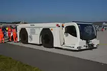 Flugzeugschlepper   Challenger  700 wartet auf seinen Einsatz zur ILA-Flugschau in Berlin-Sch�nefeld am  14.09.2012.  Abmessungen (L x B x H) 7.80m x 3.00m x 2.00m, Wenderadius 6.90m, Zugkraft 498 kN, Fahrgeschwindigkeit 30 km.