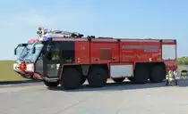 Flugfeldl�schfahrzeug der Bundeswehr, Fliegerhorst Nordhorn FLF 80/125-12,5 Ziegler Z8  Advancer  MAN 36.1000 VFAEG 8x8. In Berlin-Sch�nefeld als Aufpasser bei der ILA Ausstellung am 14.09.2012. Gesamtl�nge: 12.00m (DW Ablage hinten) Gesamtbreite: 3.50m (mit Spiegel), Gesamth�he: 3.65m (beladen), max. Geschwindigkeit: 138 Km/h (145 km/h im Kurzzeitbetrieb), Beschleunigung: ca. 26 Sek. von 0 auf 80 km/h bei 40000kg.
