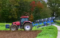 Case CVX150, Allradschlepper mit 5-Schar-Wendepflug und Frontballast von einer Tonne bei der Arbeit, Okt.2013 