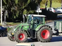 FENDT 718Vario; bahnt sich seinen Weg durch den Rieder Bahnhofsvorplatz; 131108