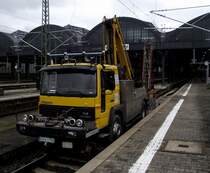 Zweiwege LKW (VolvoFL6 Intercooler) steht am 21.11.13 in Wiesbaden Hbf   und arbeitet an der Oberleitung 