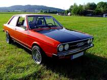 AUDI-80GT, ist als erster zu einem Oldtimertreffen eingetroffen; 130804