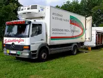 ATEGO-1223 hat im Kühlaufbau frische Hähnchen angeliefert, welche sogleich am Grill angebracht, und im Anschluß von hungrigen Festbesuchern verspeist wurden; 130811