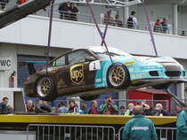 Ein Porsche GT3 Cup wird am 30.08.11 am Nürburgring von einen Abschlepper geladen