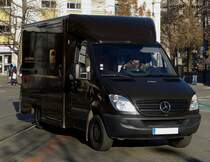 Mercedes Benz vom UPS Paketdienst unterwegs in den Straen von Mulhouse. Dezember 2013 