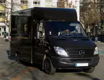 Mercedes Benz vom UPS Paketdienst unterwegs in den Stra�en von Mulhouse. Dezember 2013 