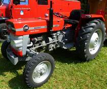 Massey-Ferguson MF135, kanadischer Ackerschlepper mit 3-Zyl.-Diesel von Perkins, wurde von 1965-79 gebaut, Tennenbronner Oldtimertreffen, Juli 2013