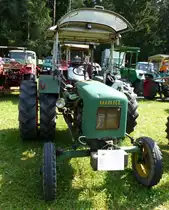 Wahl W22, Ackerschlepper mit luftgek�hltem 2-Zyl.-Diesel, 1800ccm und 24PS, die Firma in Balingen/W�rttemberg baute von 1935-62 Traktoren, Oldtimertreffen Tennenbronn, Juli 2013