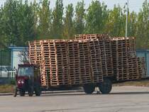 Kleiner Taishan-Traktor mit großer Ladung, hat etwa 300 Paletten am Haken. 
Shouguang, 14.11.10