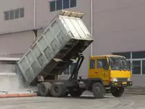 FAW-Kipper beim Abladen von Kalk, Shouguang, 14.11.10