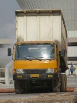 FAW-Kipper beim Abladen von Kalk, Shouguang, 14.11.10