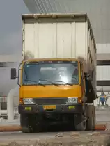 FAW-Kipper beim Abladen von Kalk, Shouguang, 14.11.10