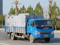 T-KING (Shandong Tangjun Ouling Automobile Manufacture Co.) Kleinlaster mit einer Ladung Steinen; Ladungssicherung ist dort für viele LKW-Fahrer ein unverständliches Fremdwort... 
Shouguang, 14.11.10