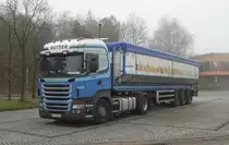 Scania R 400 mit Auflieger am 12.12.2013 auf Autobahnraststätte Wildeshausen.