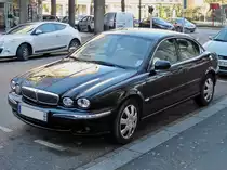 Dieser Jaguar X-Type stand am 10.12.2013 am Stra�enrand.