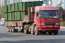 FAW-Sattelschlepper mit altem und neuem Logo in Shouguang, 20.11.11