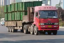 FAW-Sattelschlepper mit altem und neuem Logo in Shouguang, 20.11.11