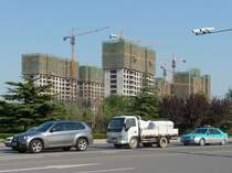 Kleine Straßenszene mit BMW X5, JAC-Kleinlaster, und Citroen C-Elysée Taxi Shouguang, 20.11.11