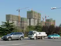 Kleine Straßenszene mit BMW X5, JAC-Kleinlaster, und Citroen C-Elysée Taxi Shouguang, 20.11.11