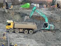 ACTROS-4144 wird von KOBELCO 235-SR mit Erdaushub beladen; 131213