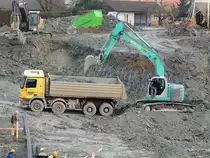 ACTROS-4144 wird von KOBELCO 235-SR mit Erdaushub beladen; 131213