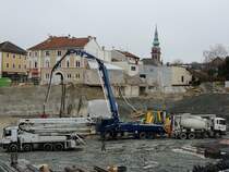ACTROS-3244 mit Betonpumpenaufbau bringt die graue Baumasse Punktgenau auf die zu erstellenden Bodenplatte; 131213