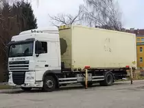 DAF XF105.410 schiebt Zentimetergenau unter den bereitgestellten Wechselcontainer; 131213