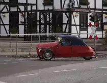 Dieses putzige Gefährt kam mir am Abend des 19.10.2013 auf der Westerntor-Straßenkreuzung in Wernigerode vor die Linse. Es handelt sich hier um ein Velorex-Dreirad, welche von 1950-1973 in der damaligen Tschechoslowakei (CSSR) gebaut wurden. Die Karosserie besteht aus dem Kunststoff  Igelit , der in den 50-er Jahren u.a. auch für das Herstellen von Schuhen (!!) verwendet wurde.