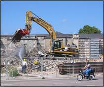 Am 23.08.2003 war dieser Bagger damit beschftigt, mit seiner Abbruchzange Bauschutt zu sortieren. Hier wurde ein groes Gelnde am Rande der Karlsruher Innenstadt freigerumt, um Platz zu machen fr ein groes Einkaufszentrum.