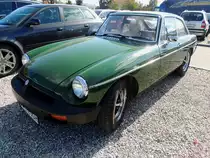 MG BGT, hebt sich von den anderen Fahrzeugen am Parkplatz etwas ab; 131013