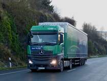 M-B Actros fhrt mit Leichtigkeit die Steigung hoch.  Dezember 2013.