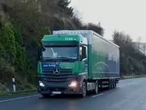 M-B Actros f�hrt mit Leichtigkeit die Steigung hoch.  Dezember 2013.